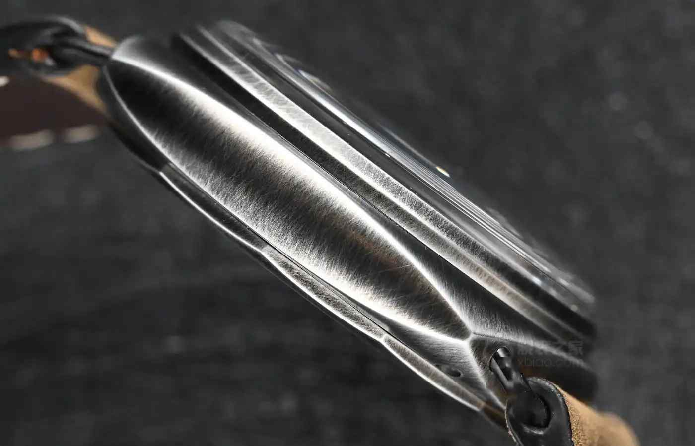 沛纳海加州面复古风PAM1349，硬汉风格再续传奇 | 奈斯探表