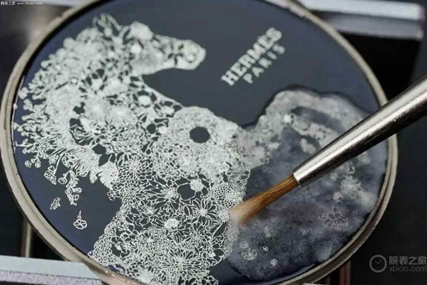 爱马仕Arceau新作：白金镶钻表壳配刺绣骏马，Robe Légère珐琅工艺限量款 | 奈斯探表