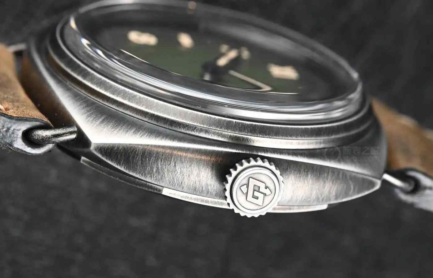 沛纳海加州面复古风PAM1349，硬汉风格再续传奇 | 奈斯探表