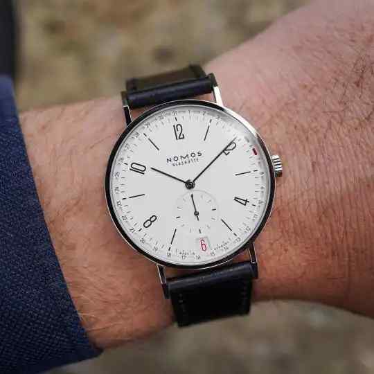 Nomos极简风，为何能征服年轻表友的心？ | 奈斯探表