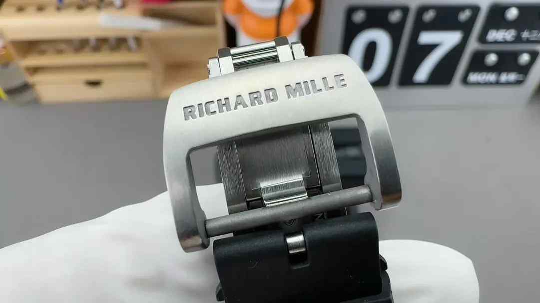APS厂新品RM061白碳纤维表，入手前必看测评！ | 奈斯探表
