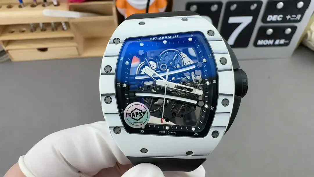 APS厂新品RM061白碳纤维表，入手前必看测评！ | 奈斯探表