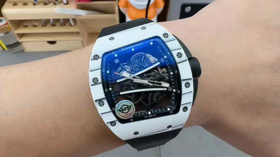 APS厂新品RM061白碳纤维表，入手前必看测评！ | 奈斯探表