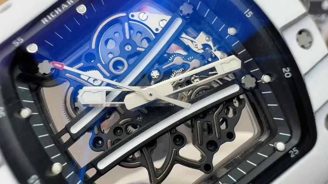 APS厂新品RM061白碳纤维表，入手前必看测评！ | 奈斯探表