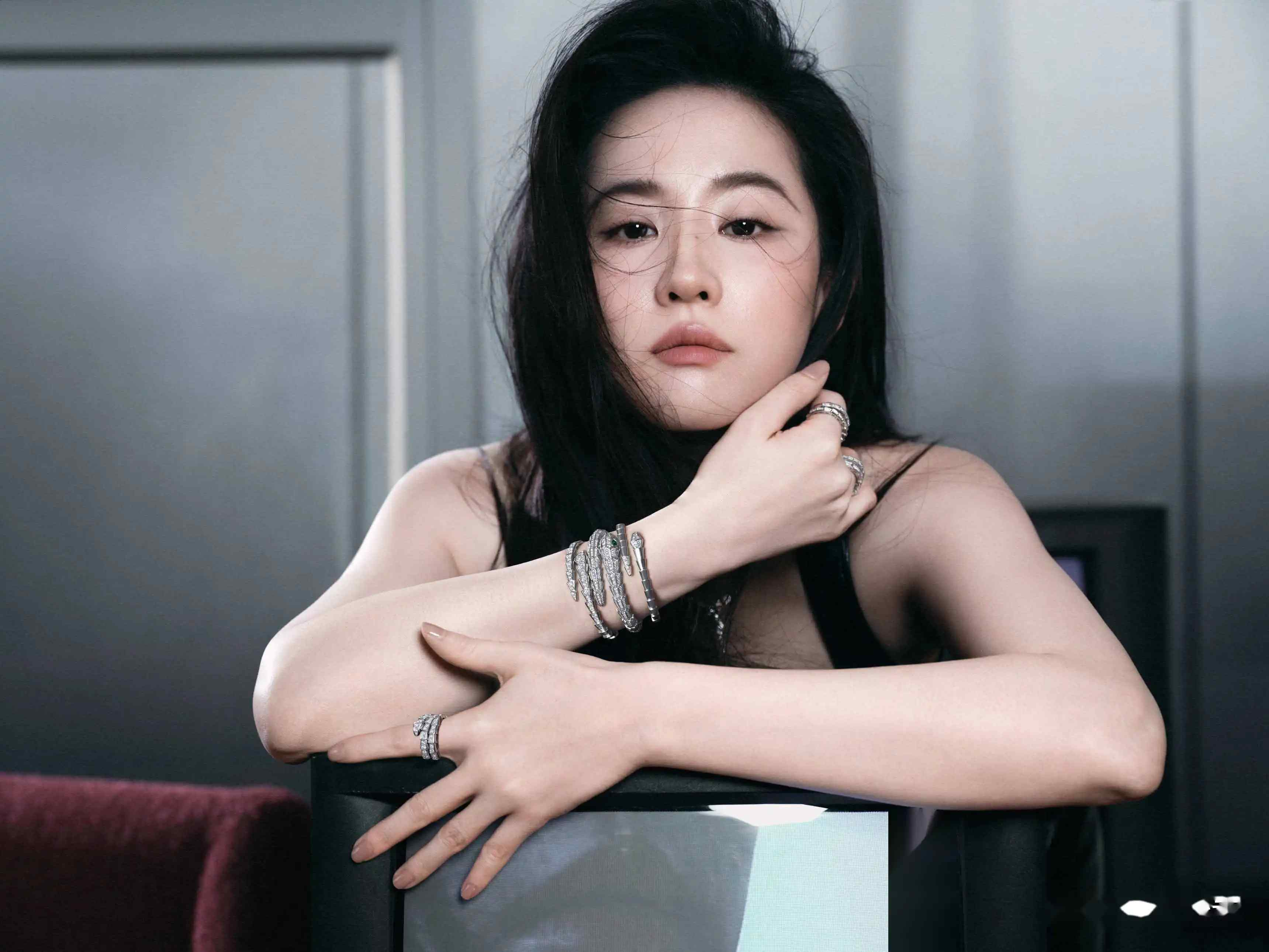 灵蛇蜕变，魅力无限！宝格丽Serpenti系列新品，开启你的奢华新篇章！ | 奈斯探表