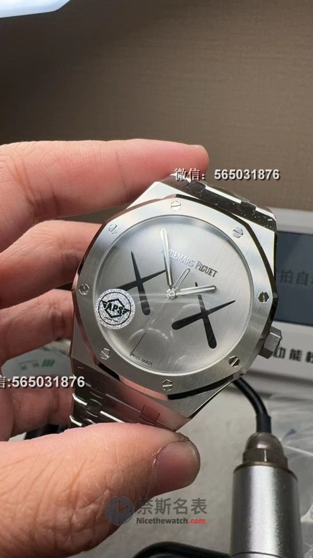 时尚潮人必备！APS厂15500联名KAWS一体机详细评测！限量玩偶赠送！ | 奈斯探表