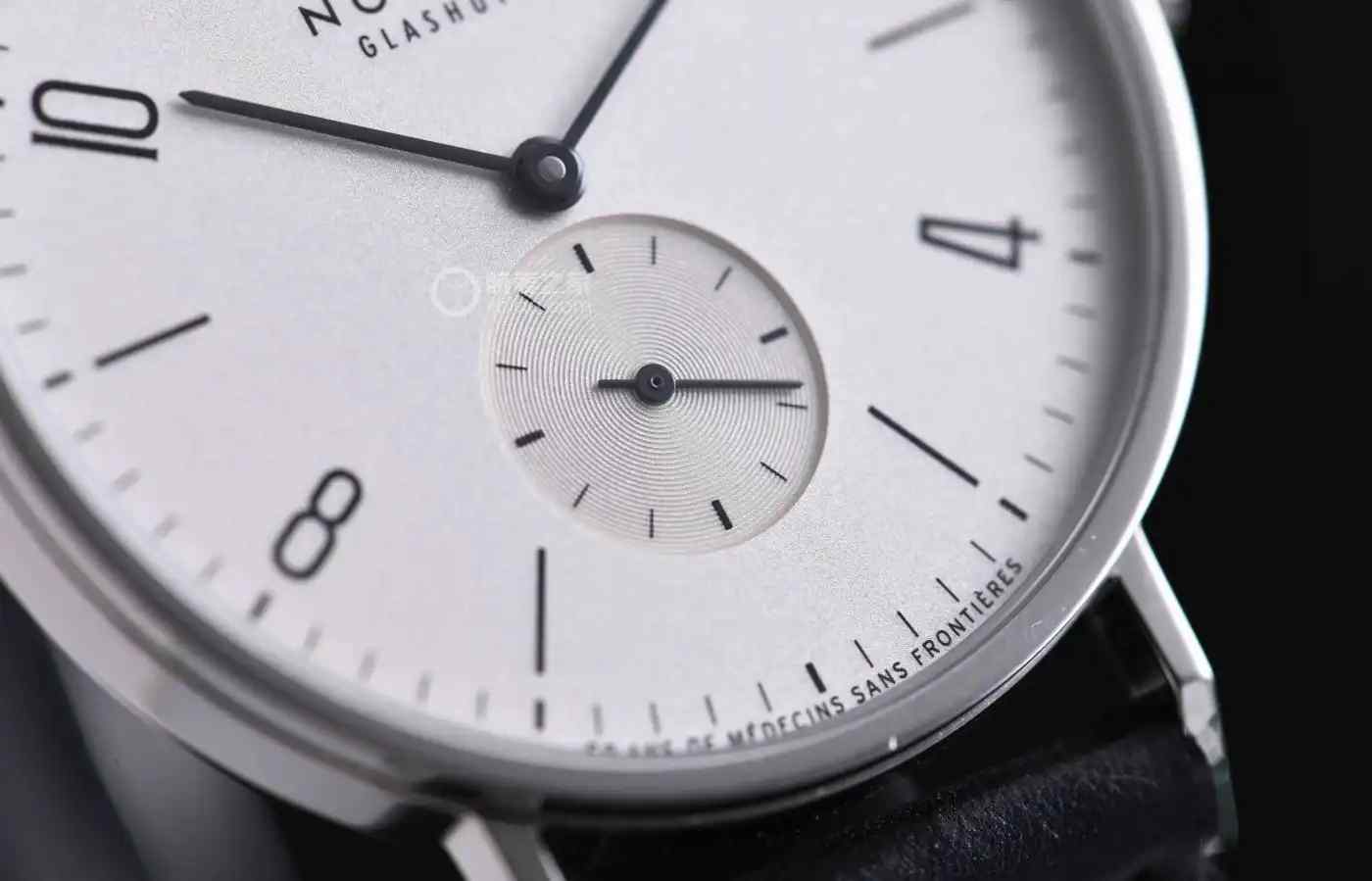 NOMOS红12腕表震撼上新！致敬无国界医生的德式极简美学，限量款抢疯！ | 奈斯探表