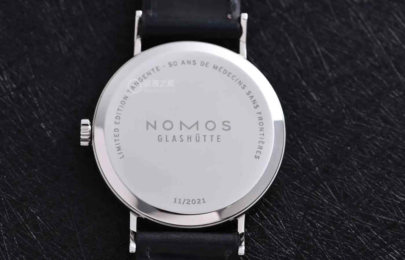 NOMOS红12腕表震撼上新！致敬无国界医生的德式极简美学，限量款抢疯！ | 奈斯探表
