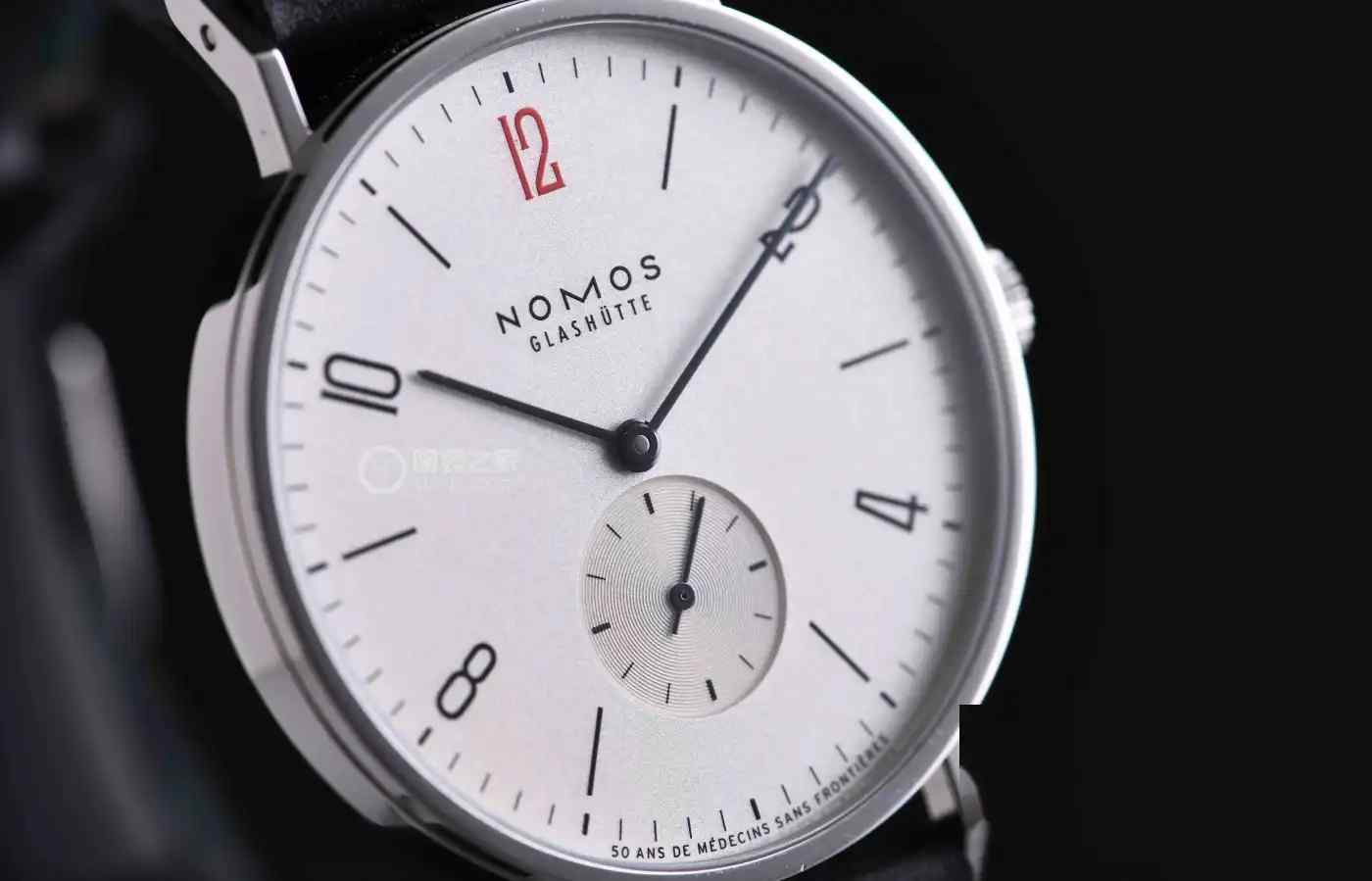 NOMOS红12腕表震撼上新！致敬无国界医生的德式极简美学，限量款抢疯！ | 奈斯探表
