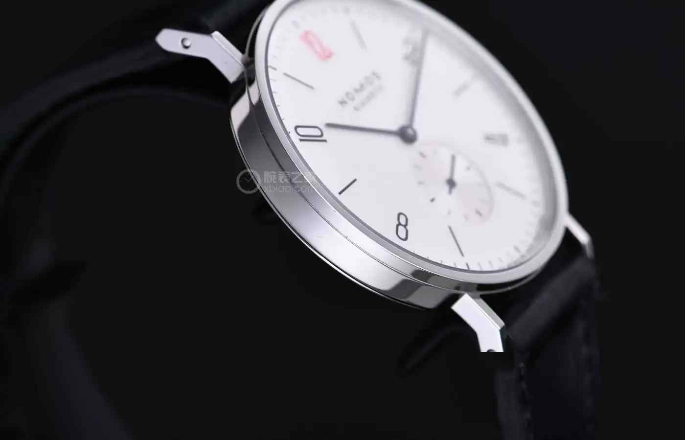 NOMOS红12腕表震撼上新！致敬无国界医生的德式极简美学，限量款抢疯！ | 奈斯探表