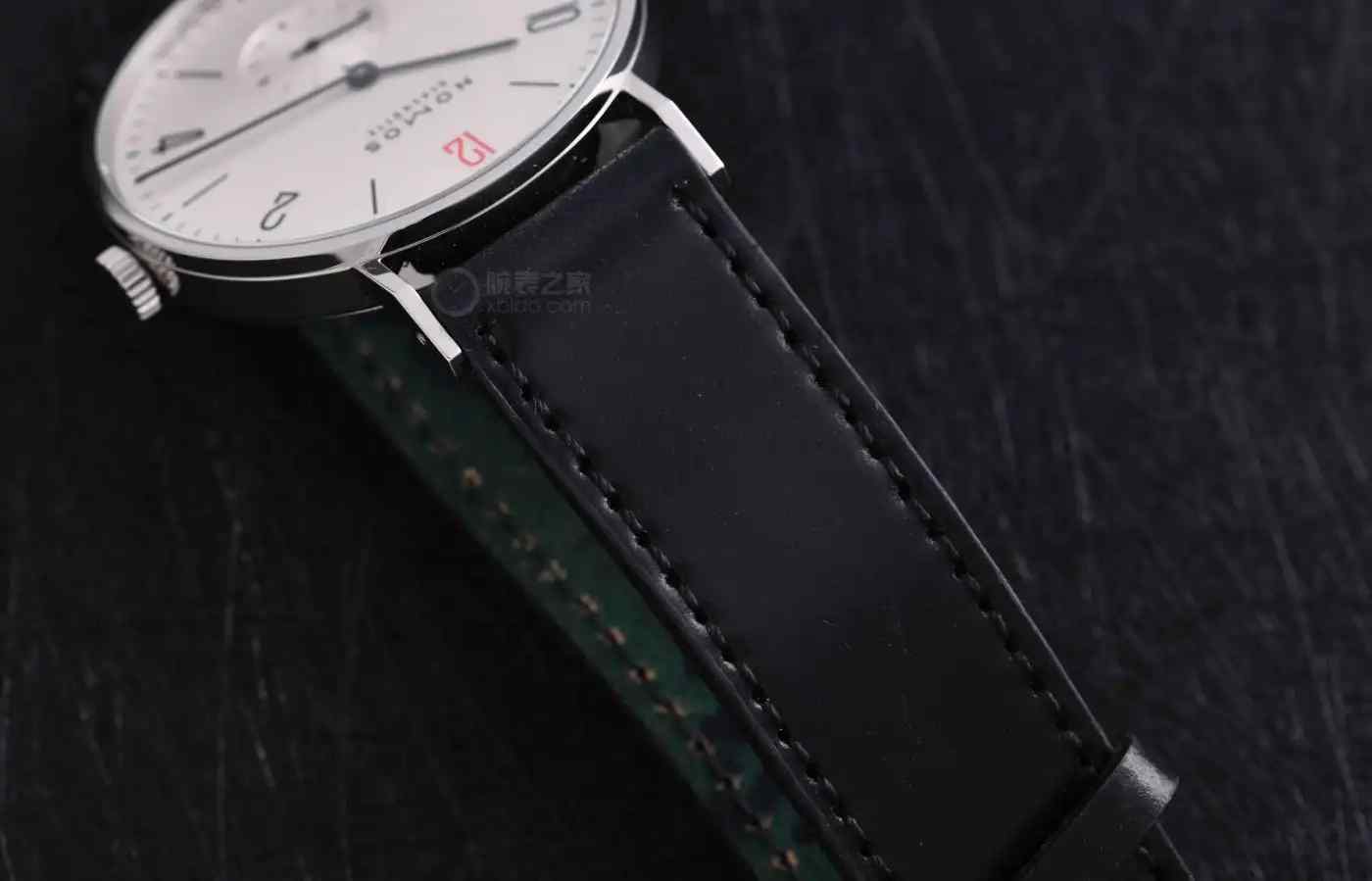 NOMOS红12腕表震撼上新！致敬无国界医生的德式极简美学，限量款抢疯！ | 奈斯探表