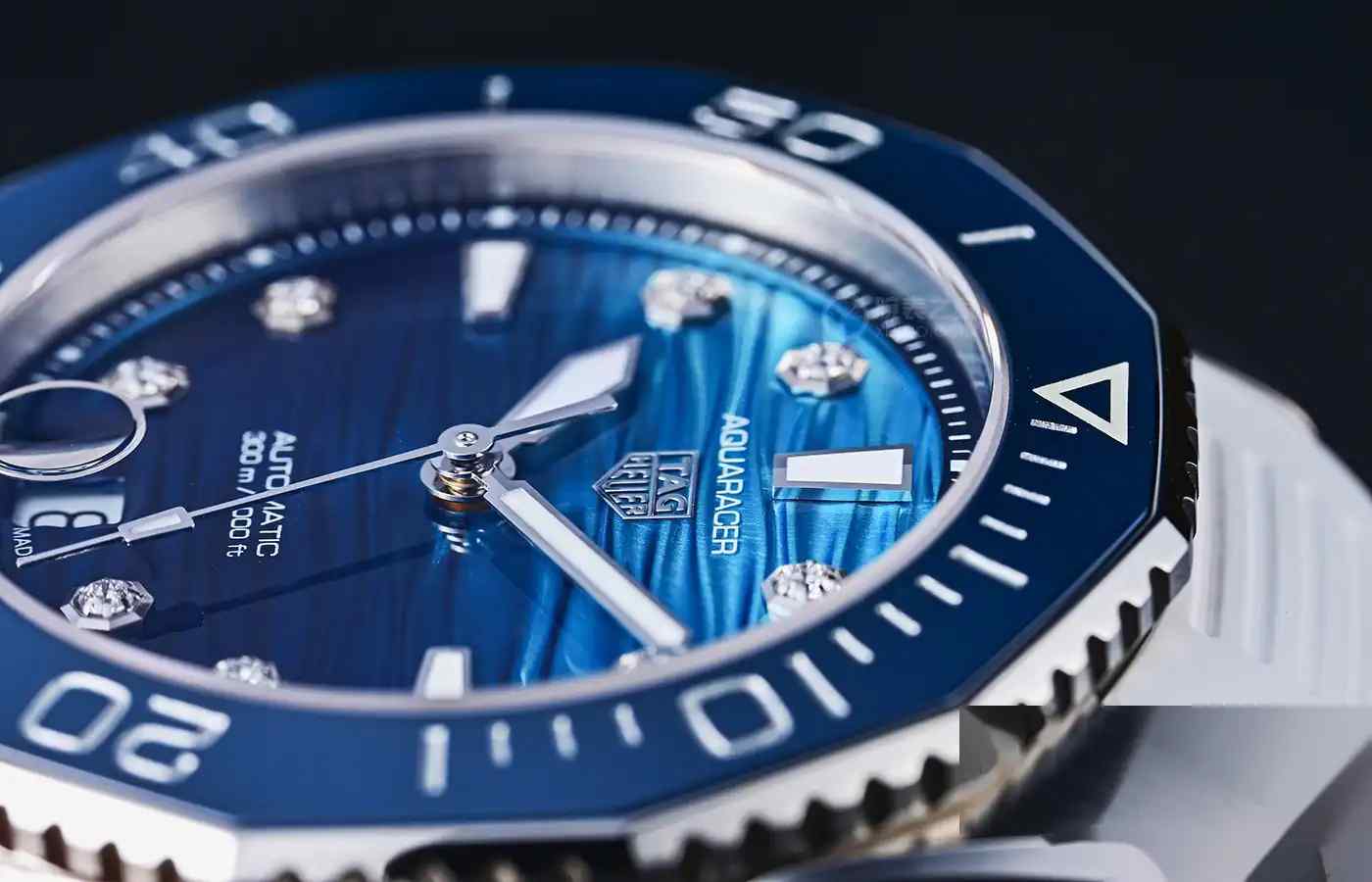 比男表更惊艳！泰格豪雅女款竞潜300，渐变海波纹美到窒息！ | 奈斯探表