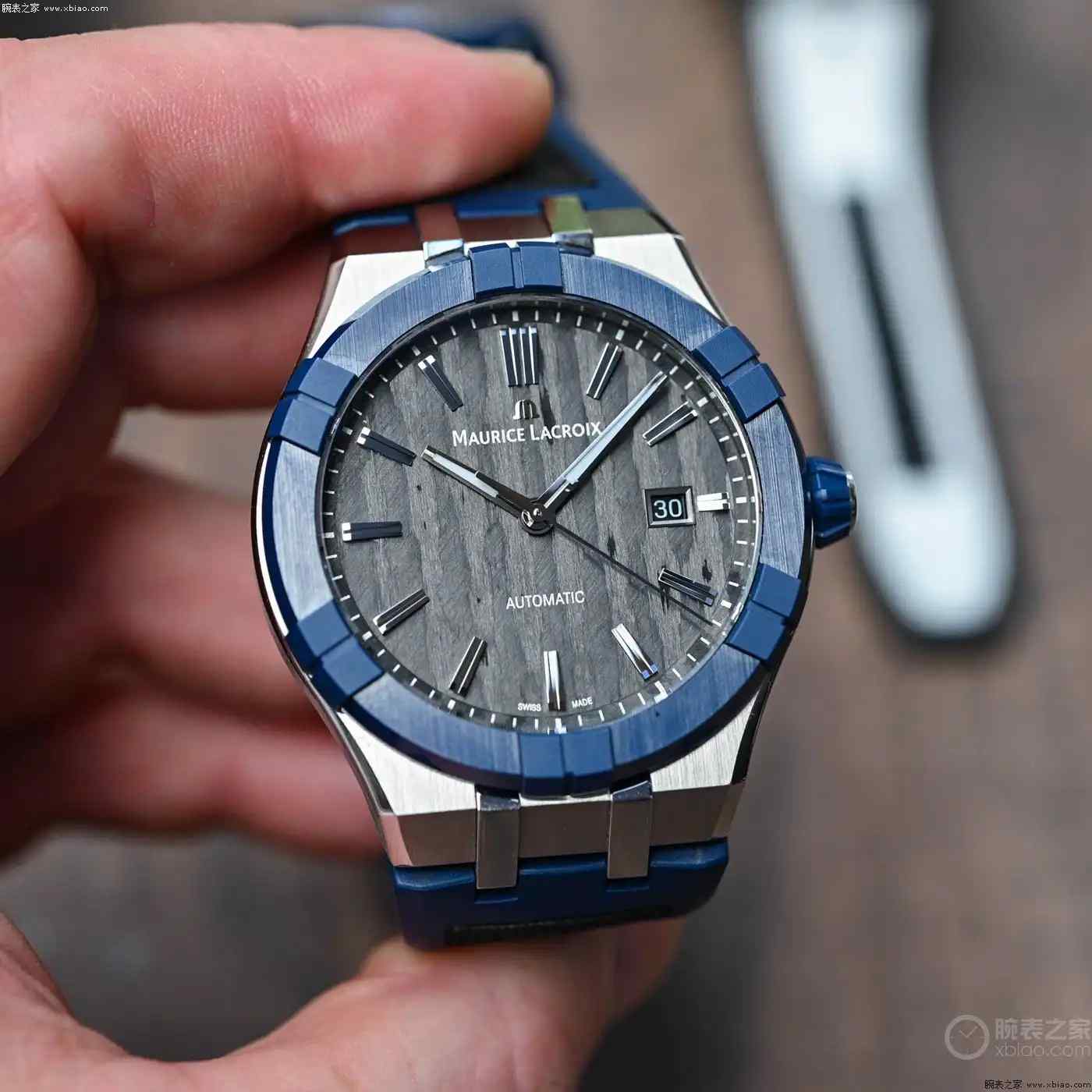 拒绝撞表！艾美Aikonic系列4款新品上市，高级灰碳纤维盘+百米防水 | 奈斯探表