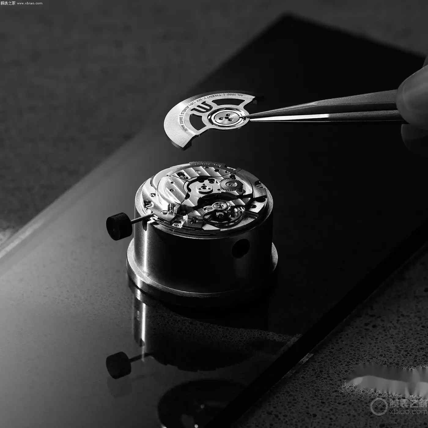 拒绝撞表！艾美Aikonic系列4款新品上市，高级灰碳纤维盘+百米防水 | 奈斯探表