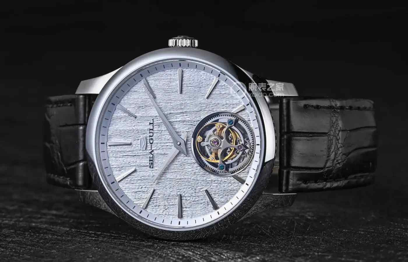 两枚硬币厚！海鸥表杀疯了！26800元拿下全球最薄自动陀飞轮，古琴盘面美到窒息！ | 奈斯探表