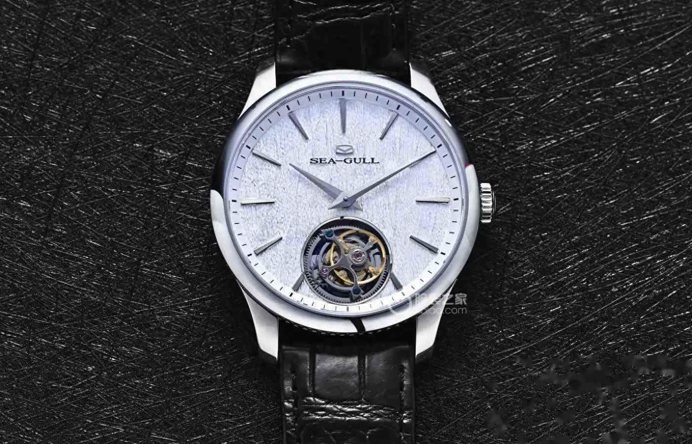 两枚硬币厚！海鸥表杀疯了！26800元拿下全球最薄自动陀飞轮，古琴盘面美到窒息！ | 奈斯探表
