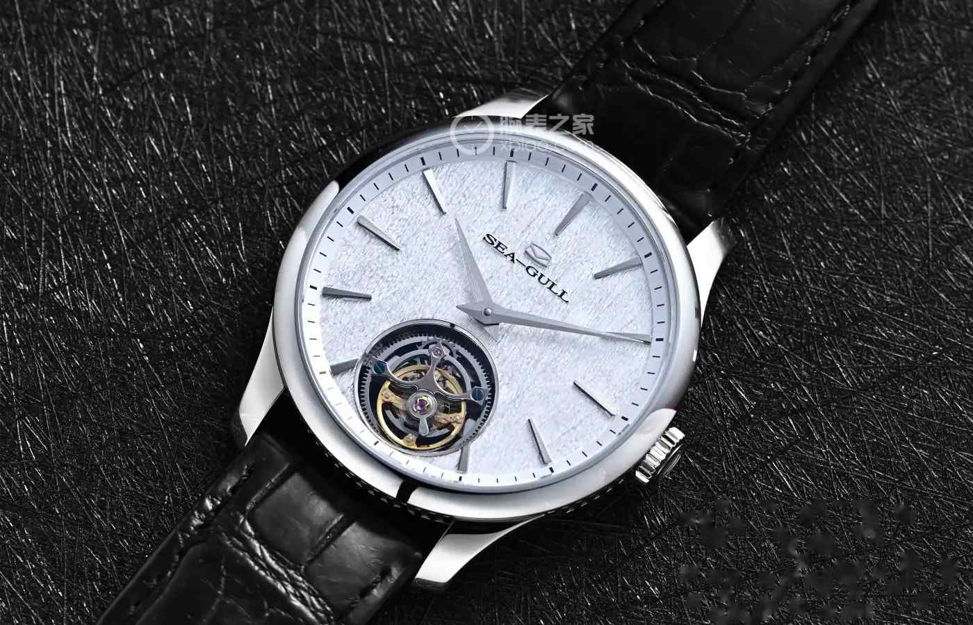 两枚硬币厚！海鸥表杀疯了！26800元拿下全球最薄自动陀飞轮，古琴盘面美到窒息！ | 奈斯探表
