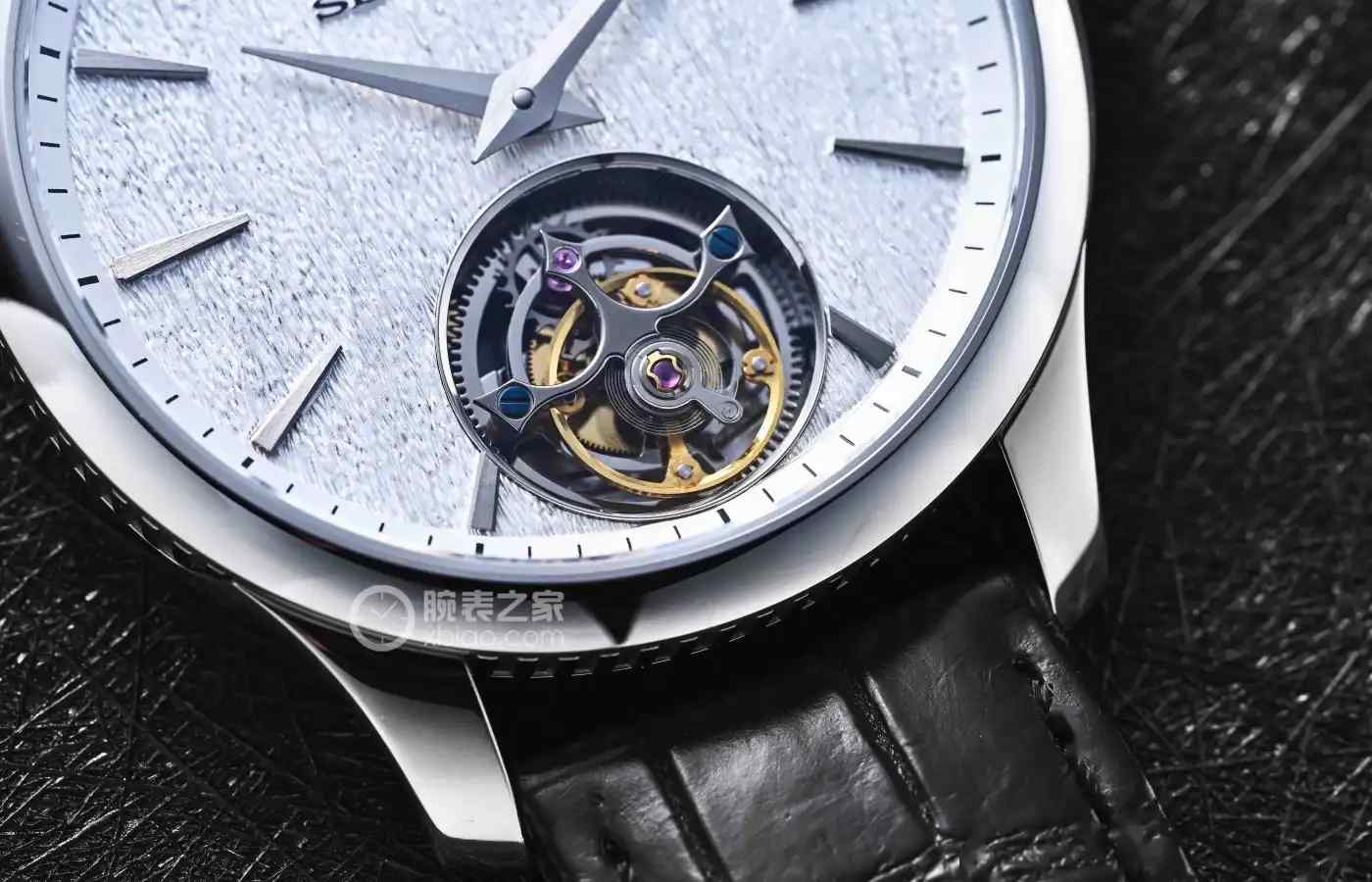 两枚硬币厚！海鸥表杀疯了！26800元拿下全球最薄自动陀飞轮，古琴盘面美到窒息！ | 奈斯探表