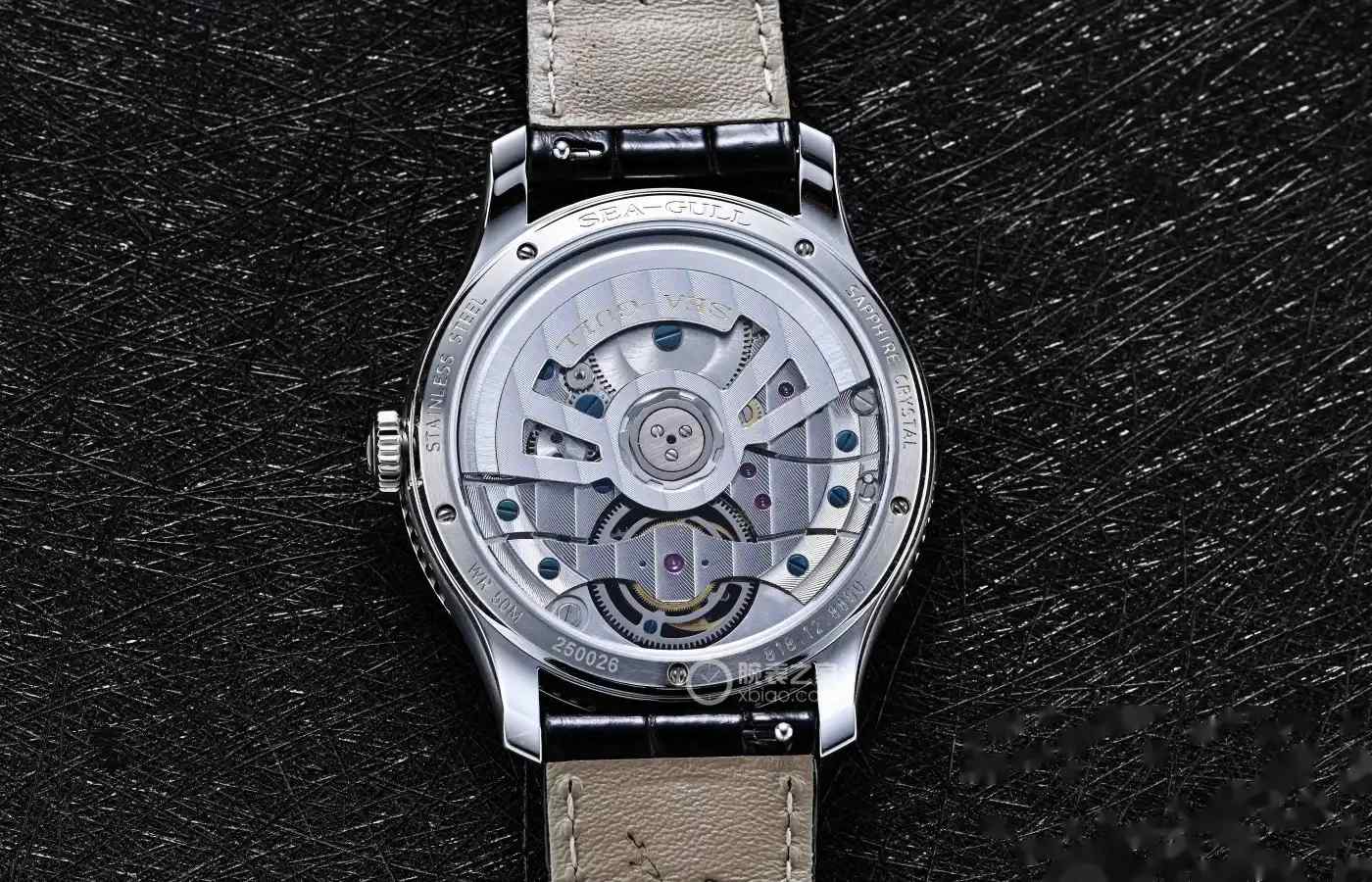 两枚硬币厚！海鸥表杀疯了！26800元拿下全球最薄自动陀飞轮，古琴盘面美到窒息！ | 奈斯探表