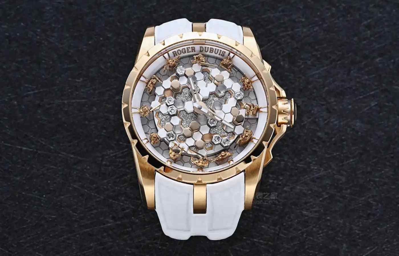 321万造水晶宫！罗杰杜彼第12代圆桌骑士曝光，56根立柱镶钻嵌珐琅震撼表圈 | 奈斯探表