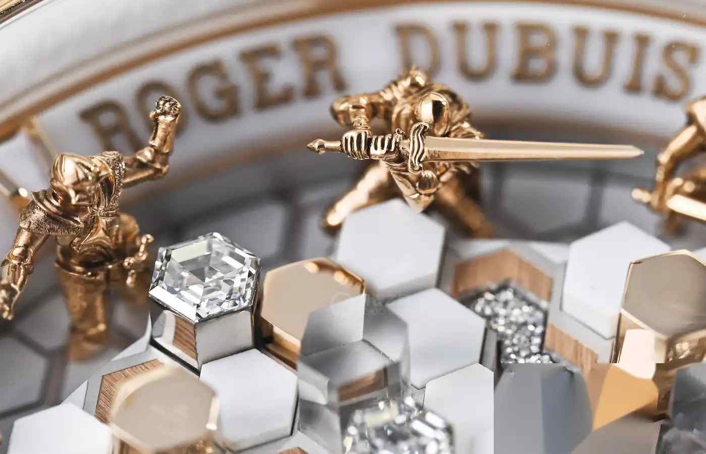 321万造水晶宫！罗杰杜彼第12代圆桌骑士曝光，56根立柱镶钻嵌珐琅震撼表圈 | 奈斯探表