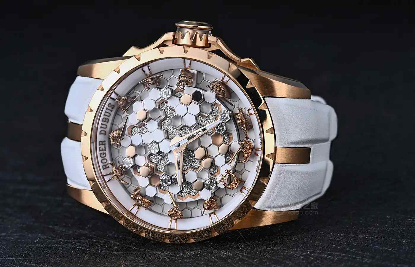 321万造水晶宫！罗杰杜彼第12代圆桌骑士曝光，56根立柱镶钻嵌珐琅震撼表圈 | 奈斯探表