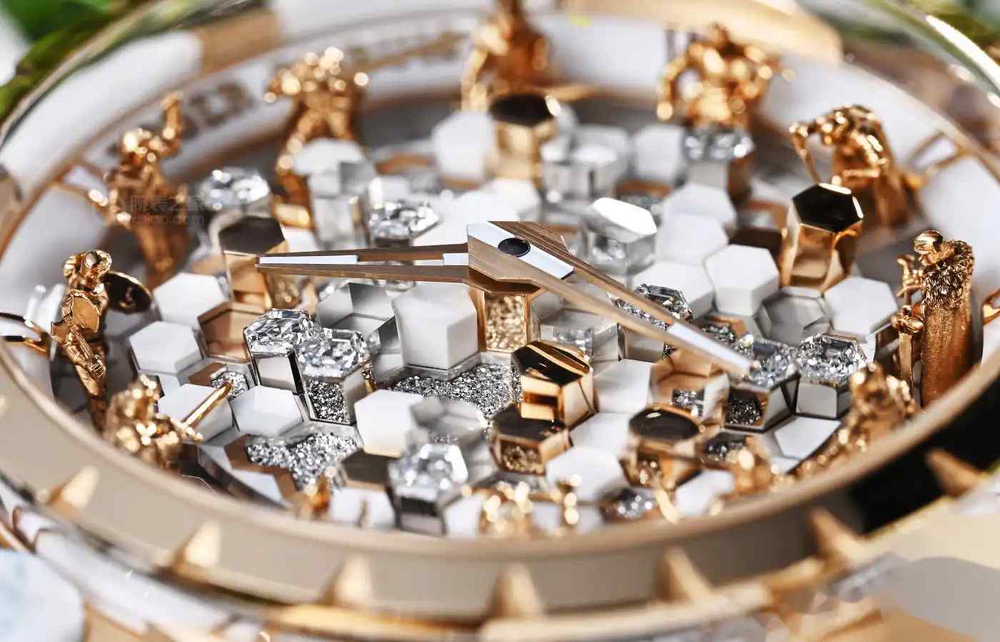 321万造水晶宫！罗杰杜彼第12代圆桌骑士曝光，56根立柱镶钻嵌珐琅震撼表圈 | 奈斯探表