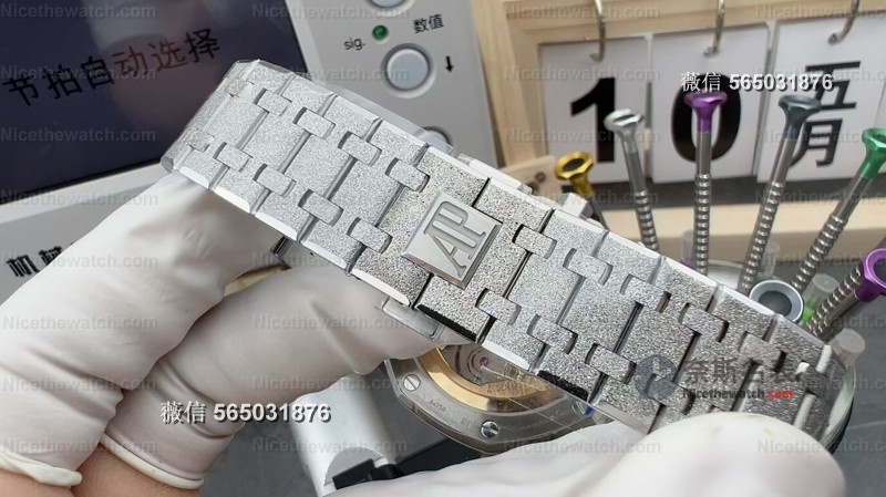 霜金不掉钻！APS厂爱彼26240熊猫款实测：4401一体机芯+饼干盘面，细节太顶了！ | 奈斯探表