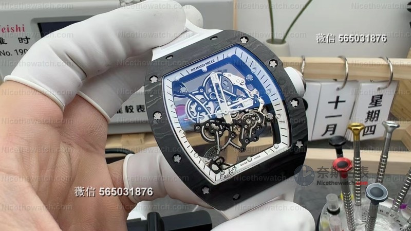 无卡度终于不用改装了？试戴R厂新款碳纤维RM055后，我终于理解什么叫“出厂即顶配” | 奈斯探表