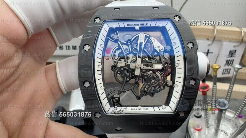 无卡度终于不用改装了？试戴R厂新款碳纤维RM055后，我终于理解什么叫“出厂即顶配” | 奈斯探表