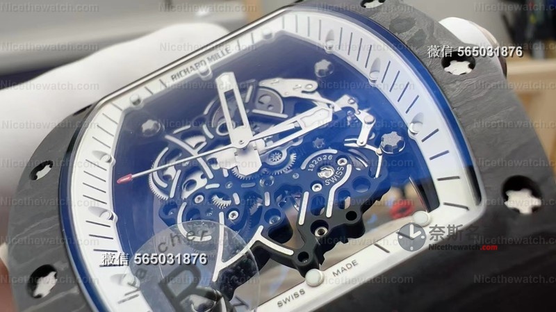 无卡度终于不用改装了？试戴R厂新款碳纤维RM055后，我终于理解什么叫“出厂即顶配” | 奈斯探表