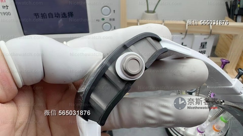 无卡度终于不用改装了？试戴R厂新款碳纤维RM055后，我终于理解什么叫“出厂即顶配” | 奈斯探表