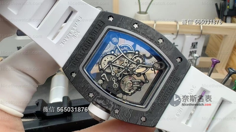 无卡度终于不用改装了？试戴R厂新款碳纤维RM055后，我终于理解什么叫“出厂即顶配” | 奈斯探表