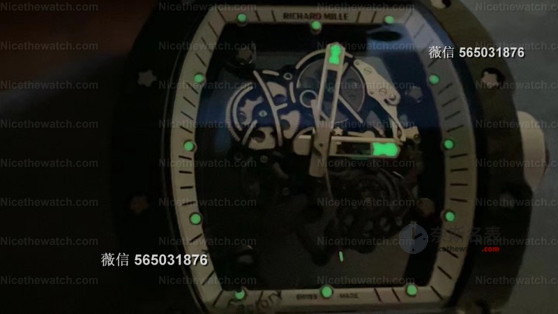 无卡度终于不用改装了？试戴R厂新款碳纤维RM055后，我终于理解什么叫“出厂即顶配” | 奈斯探表