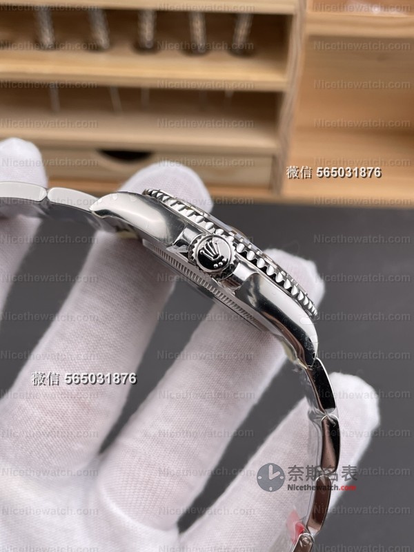 秒针蓝得刚刚好！VS灰游艇丹东3235评测：夜光饱满、圈口不割手、日历瞬跳！ | 奈斯探表