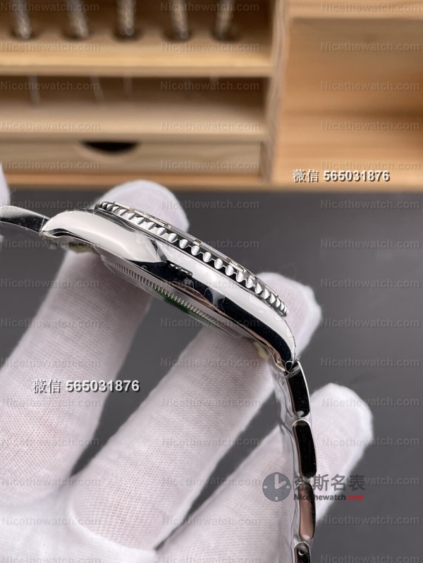 秒针蓝得刚刚好！VS灰游艇丹东3235评测：夜光饱满、圈口不割手、日历瞬跳！ | 奈斯探表