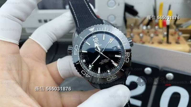 告别电镀黑！VS厂欧米茄深海之黑用真陶瓷+蓝宝石镜面，8906机芯两地时功能全同步 | 奈斯探表