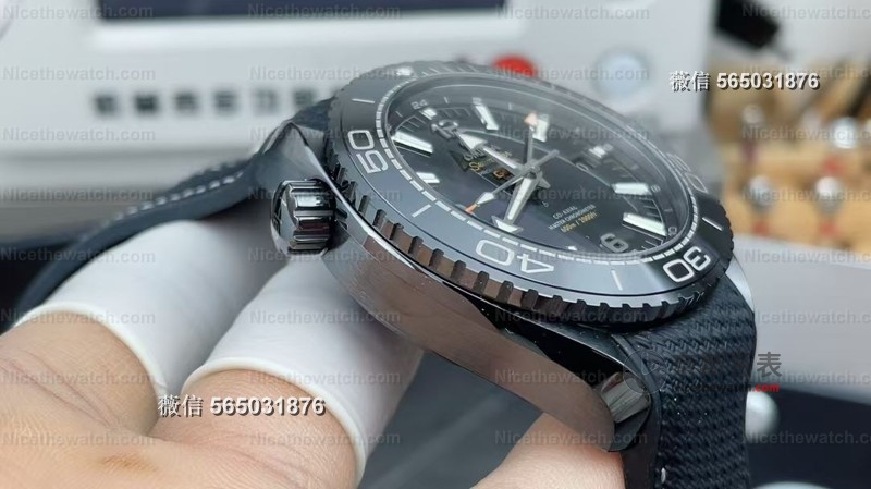 告别电镀黑！VS厂欧米茄深海之黑用真陶瓷+蓝宝石镜面，8906机芯两地时功能全同步 | 奈斯探表