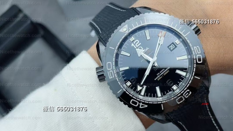 告别电镀黑！VS厂欧米茄深海之黑用真陶瓷+蓝宝石镜面，8906机芯两地时功能全同步 | 奈斯探表