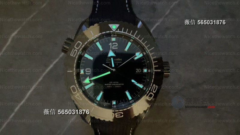 告别电镀黑！VS厂欧米茄深海之黑用真陶瓷+蓝宝石镜面，8906机芯两地时功能全同步 | 奈斯探表