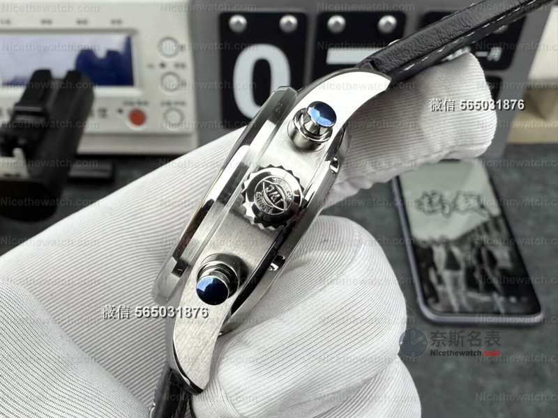 APS万国飞计搭载丹东一体机芯，摆轮位置修正到8点，复刻表终于不再一眼假！ | 奈斯探表