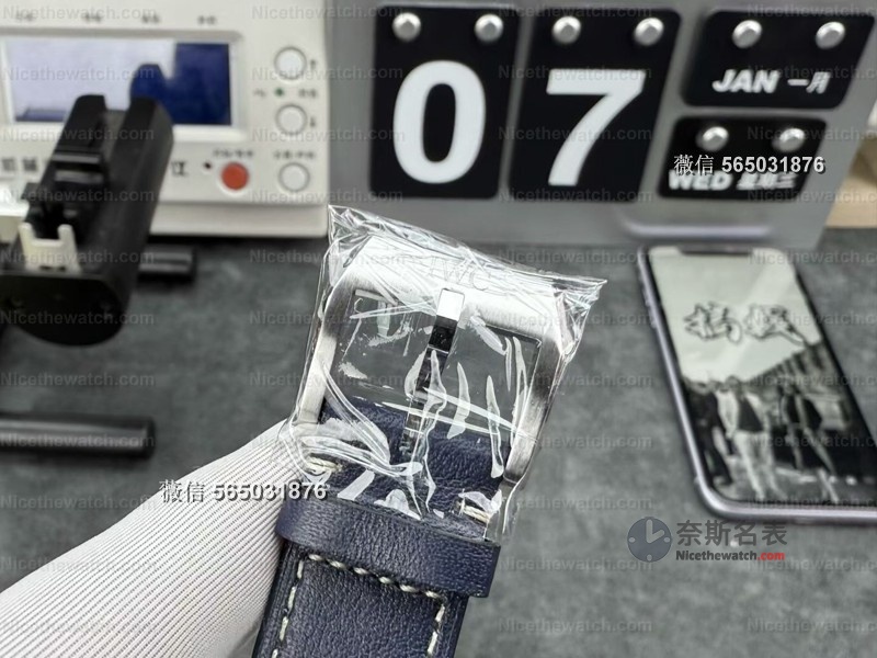 APS万国飞计搭载丹东一体机芯，摆轮位置修正到8点，复刻表终于不再一眼假！ | 奈斯探表