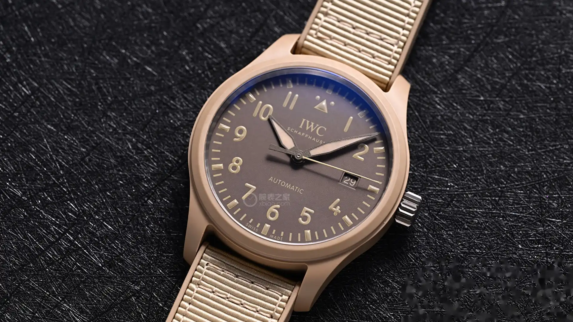 万国飞行员新作：莫哈维沙漠沙色陶瓷41mm，120小时动储，硬核户外风 | 奈斯探表