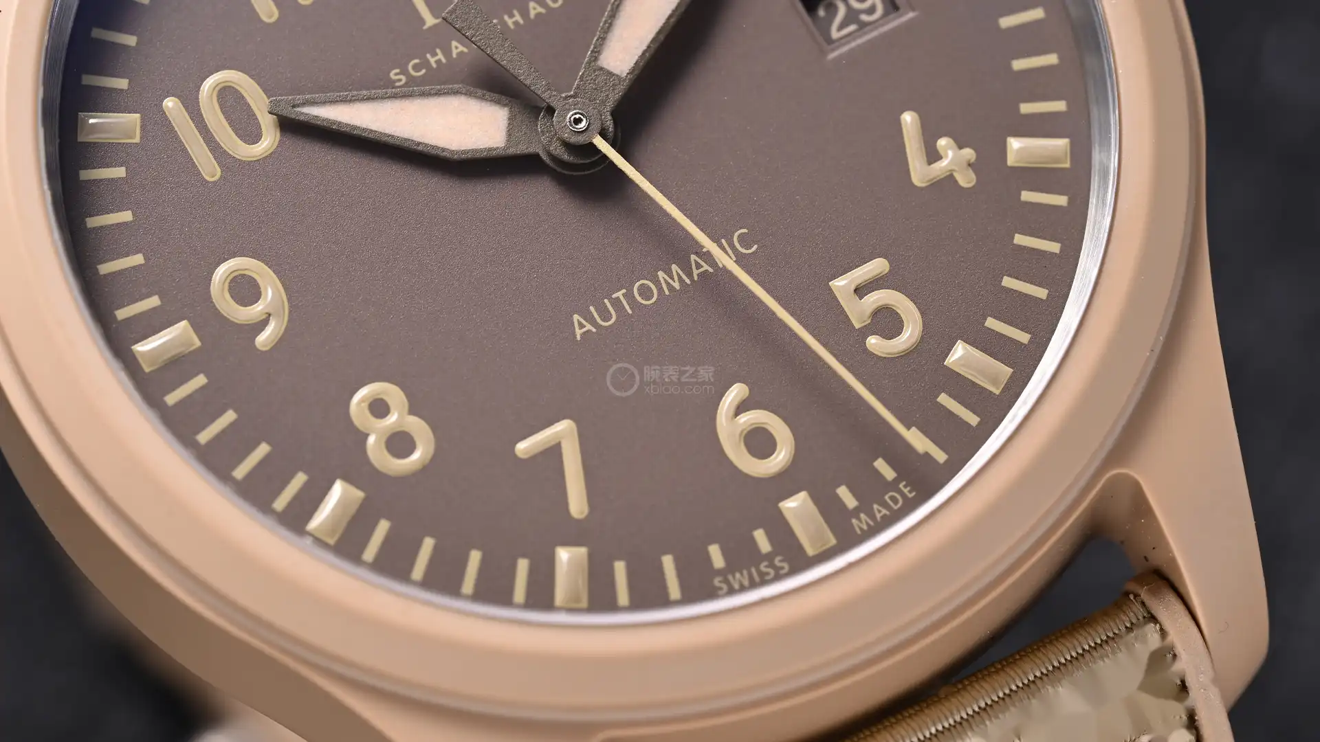 万国飞行员新作：莫哈维沙漠沙色陶瓷41mm，120小时动储，硬核户外风 | 奈斯探表