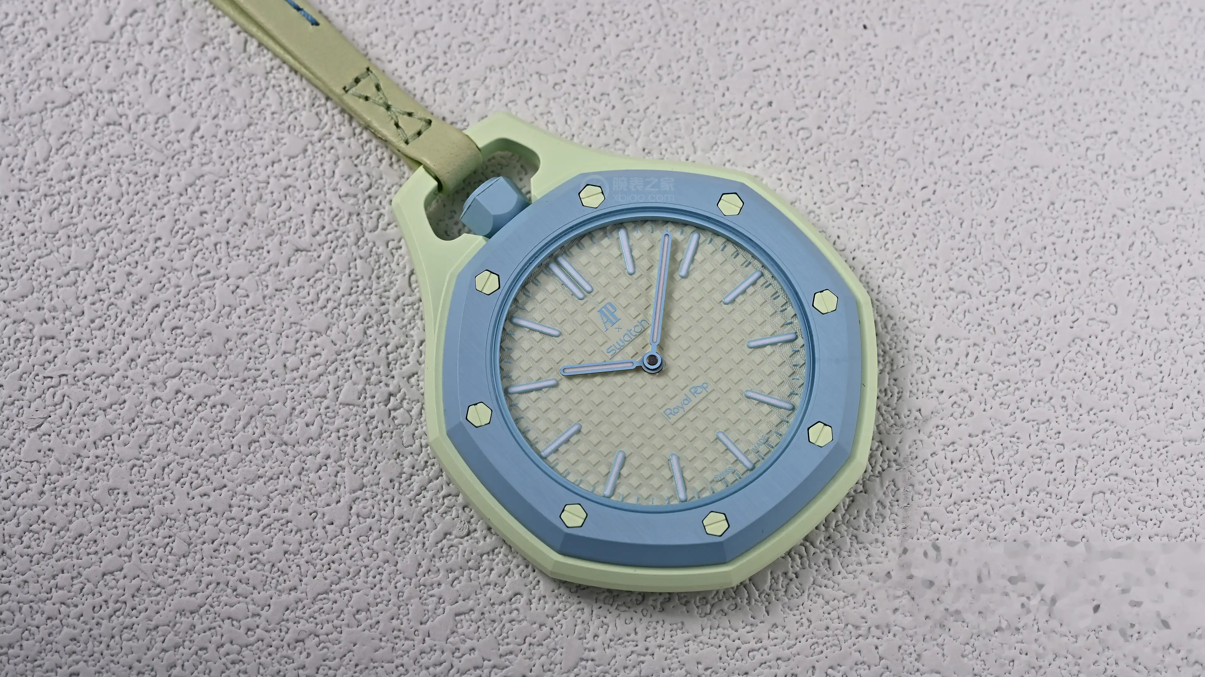 2950元起：AP×SWATCH Royal Pop全系8色解析，3点位表冠款带小秒盘贵200 | 奈斯探表