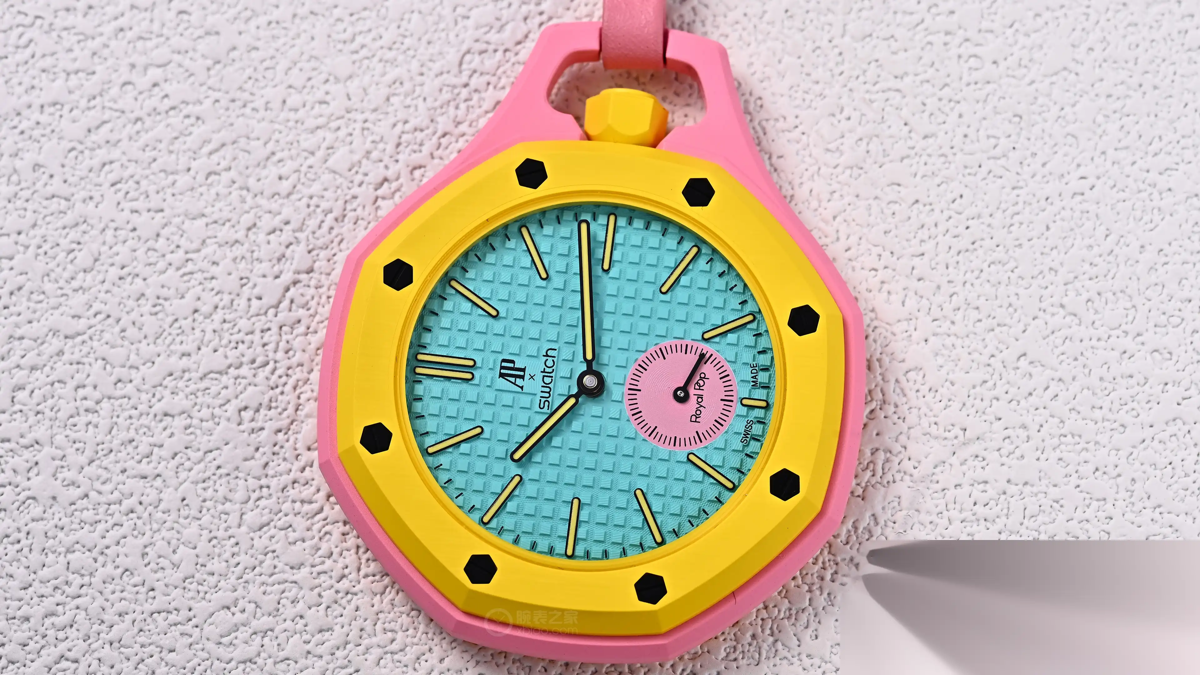 2950元起：AP×SWATCH Royal Pop全系8色解析，3点位表冠款带小秒盘贵200 | 奈斯探表