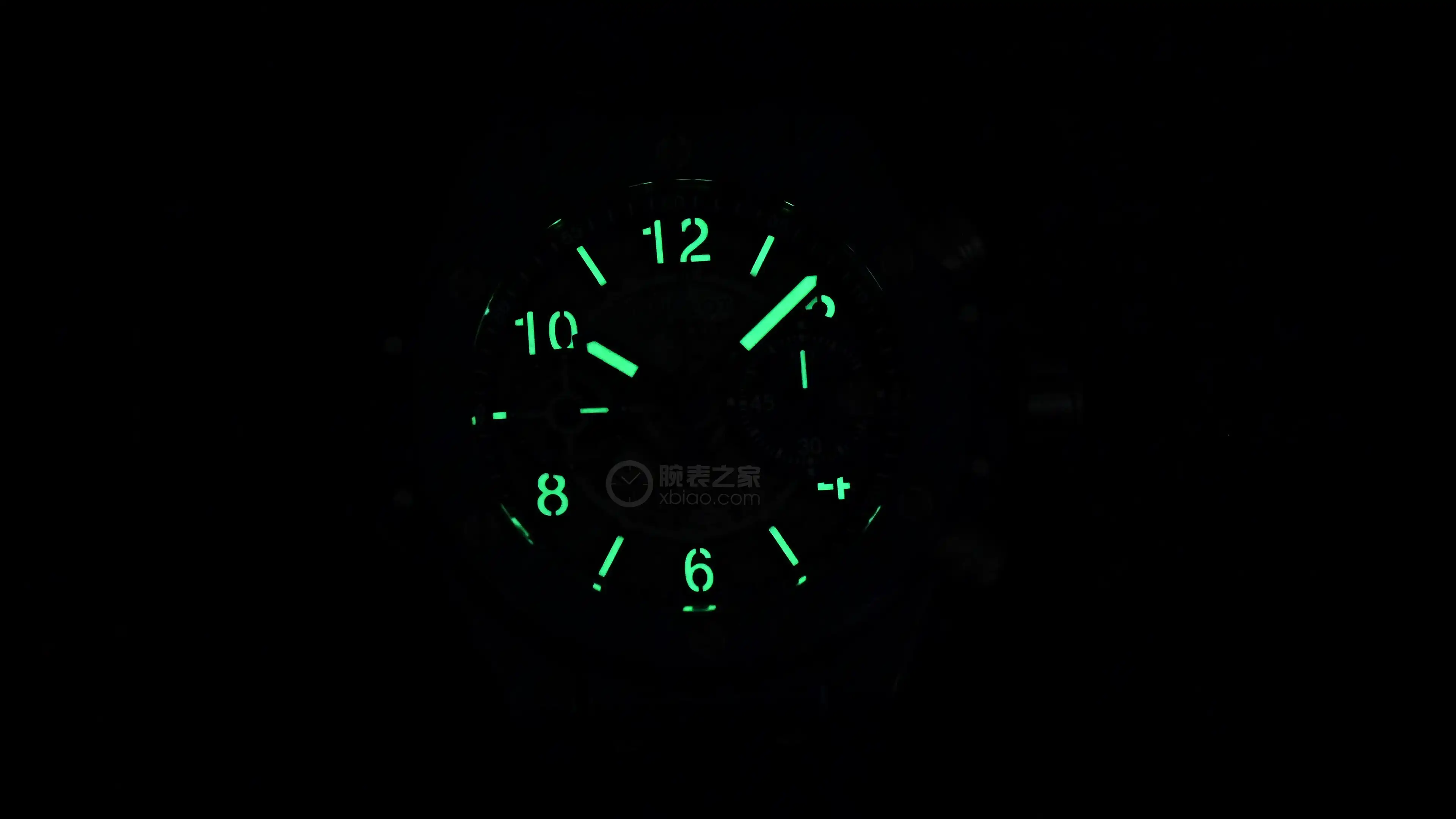 宇舶最会玩彩色陶瓷：Big Bang青灰蓝42mm，镂空盘面+飞返计时 | 奈斯探表
