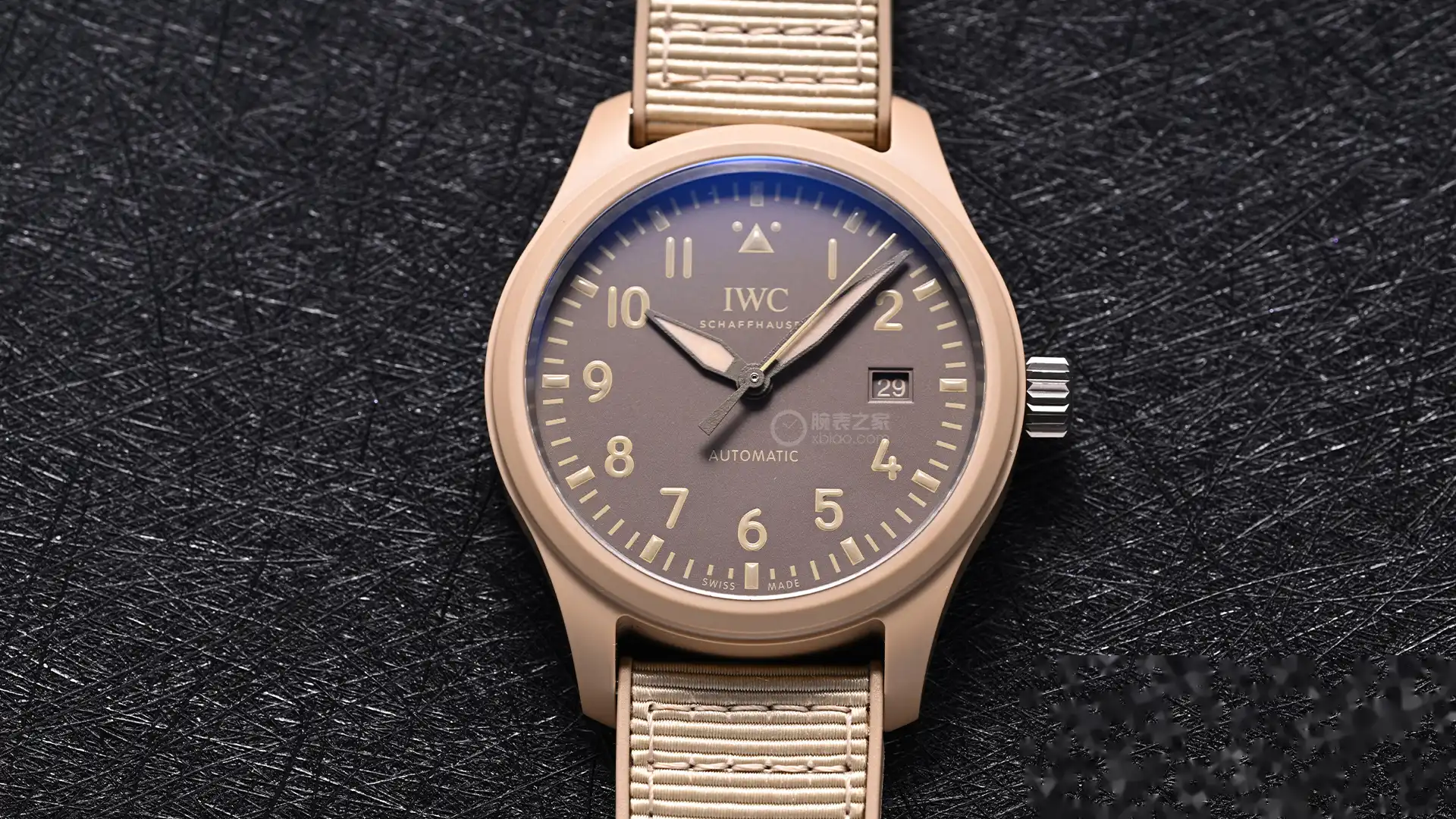 万国飞行员新作：莫哈维沙漠沙色陶瓷41mm，120小时动储，硬核户外风 | 奈斯探表
